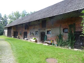 A rustic brick building with a sloped roof, a front door, and a small window. - Holidays in the center of the biosphere reserve Burg im Spreewald (Burg (Spreewald))