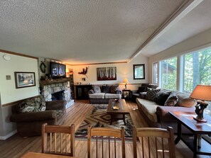 Fireplace - 'Nob Nest' - Perfect location, Close to Everything (Sugar Mountain)