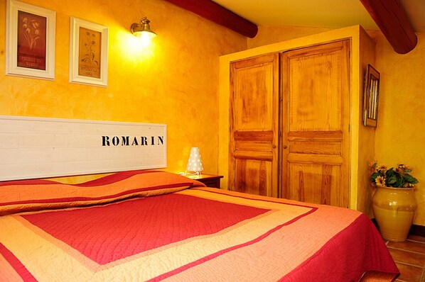 1 chambre, fer et planche à repasser, Wi-Fi gratuit, draps fournis