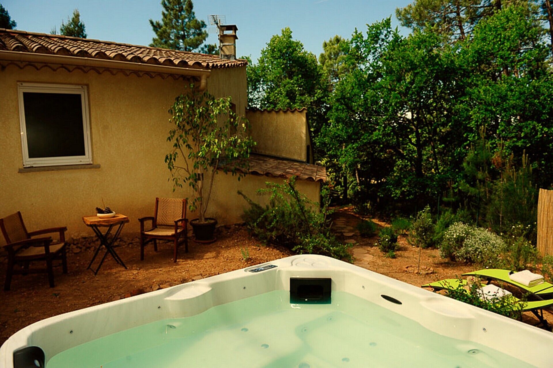 Bain à remous extérieur