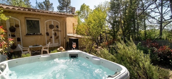 Outdoor spa tub