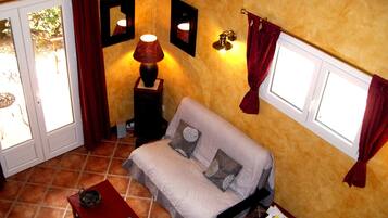 Televisie, een dvd-speler, boeken en een stereo