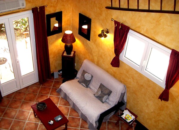 TV, DVD player, books, stereo