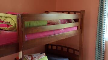 Habitación con litera y una cama individual.