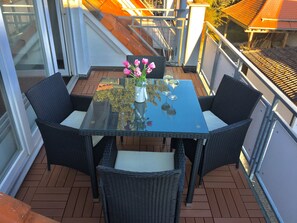 Outdoor dining - NEW!!!* Spacious, modern apartment * close to the lake in Unteruhldingen * (Uhldingen-Mühlhofen)
