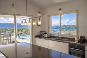 Een koelkast, een microgolfoven, een oven, een vaatwasser