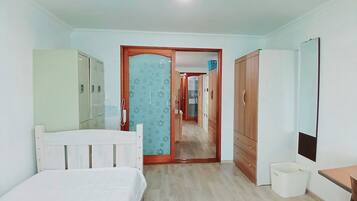 1 habitación, caja de seguridad en la habitación y escritorio