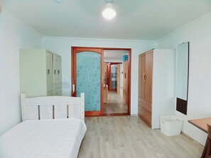 1 Schlafzimmer, Zimmersafe, Schreibtisch, Bügeleisen/Bügelbrett