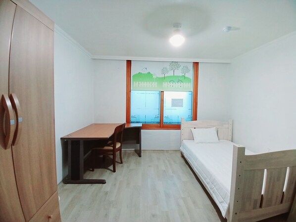 1 Schlafzimmer, Zimmersafe, Schreibtisch, Bügeleisen/Bügelbrett