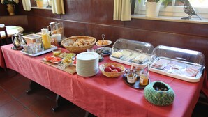 Daily buffet breakfast for a fee - Hotel-Gasthof Opel (Heinersreuth)