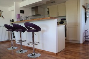 Fridge, microwave, oven, stovetop - Ground floor of villa with heated pool (Gargas)