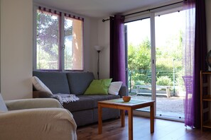 Smart TV, DVD player, books, stereo - Ground floor of villa with heated pool (Gargas)