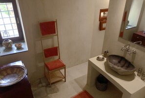 Chuveiro, secador de cabelo, toalhas de banho, sabonete