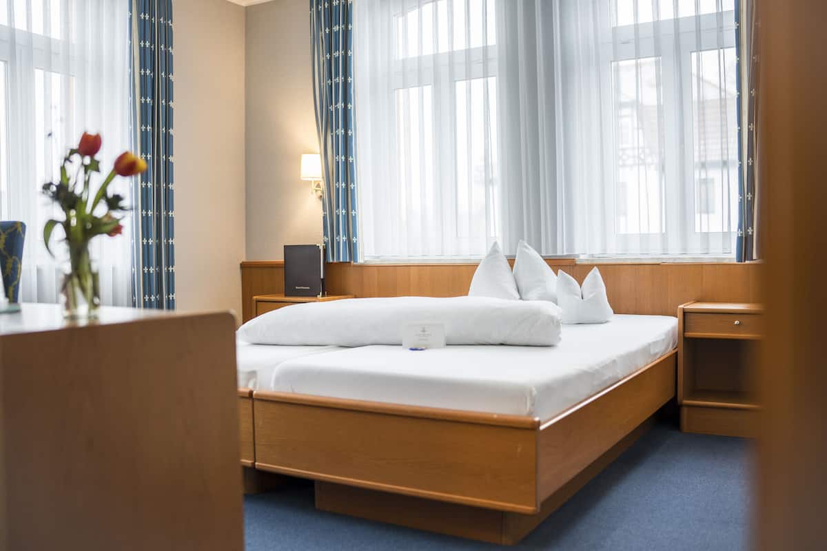 Double Room Single Use | Meja, ruang kerja komputer riba, Wi-fi percuma, cadar katil