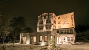 A hotel with a classic architectural style, featuring a prominent entrance and a sign indicating it is a hotel. - Alte Mühle (Roedental)