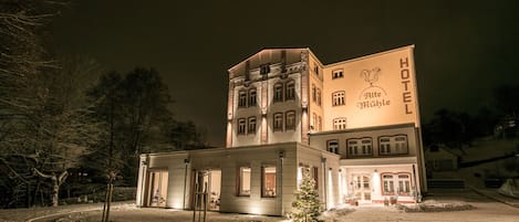 Un hotel de estilo arquitectónico clásico, con una entrada destacada y un cartel que indica que se trata de un hotel.