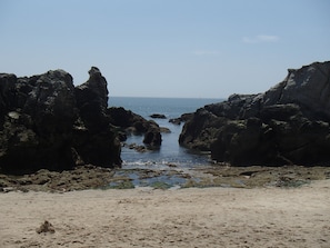 A rocky coastal landscape with a sandy foreground and a clear view of the sea. - Contemporary villa in Le Pouliguen, 150m from the wild coastline (Le Pouliguen)