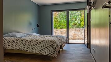 5 bedrooms, iron/ironing board, free WiFi, bed sheets