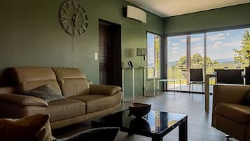 Fernseher, Tischfußball, Tischtennisplatte