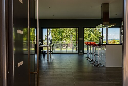 Comfortable villa for 2 to 10 people with private pool, gym and sauna