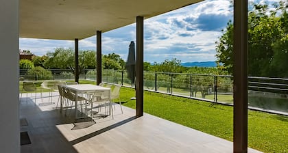 Comfortable villa for 2 to 10 people with private pool, gym and sauna
