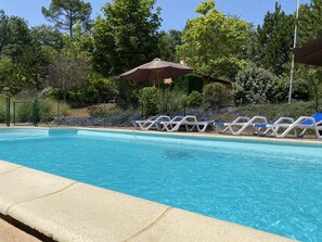 Utomhuspool och uppvärmd pool