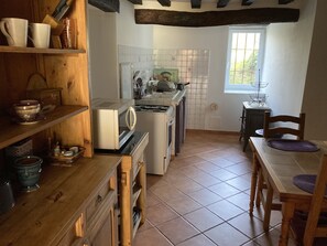 冷蔵庫、電子レンジ、オーブン、コンロ