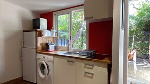 Fridge, microwave, oven, stovetop - Suite Bali: charming T2 villa with private garden, close to Saline les Bains (La Saline-Les-Bains)