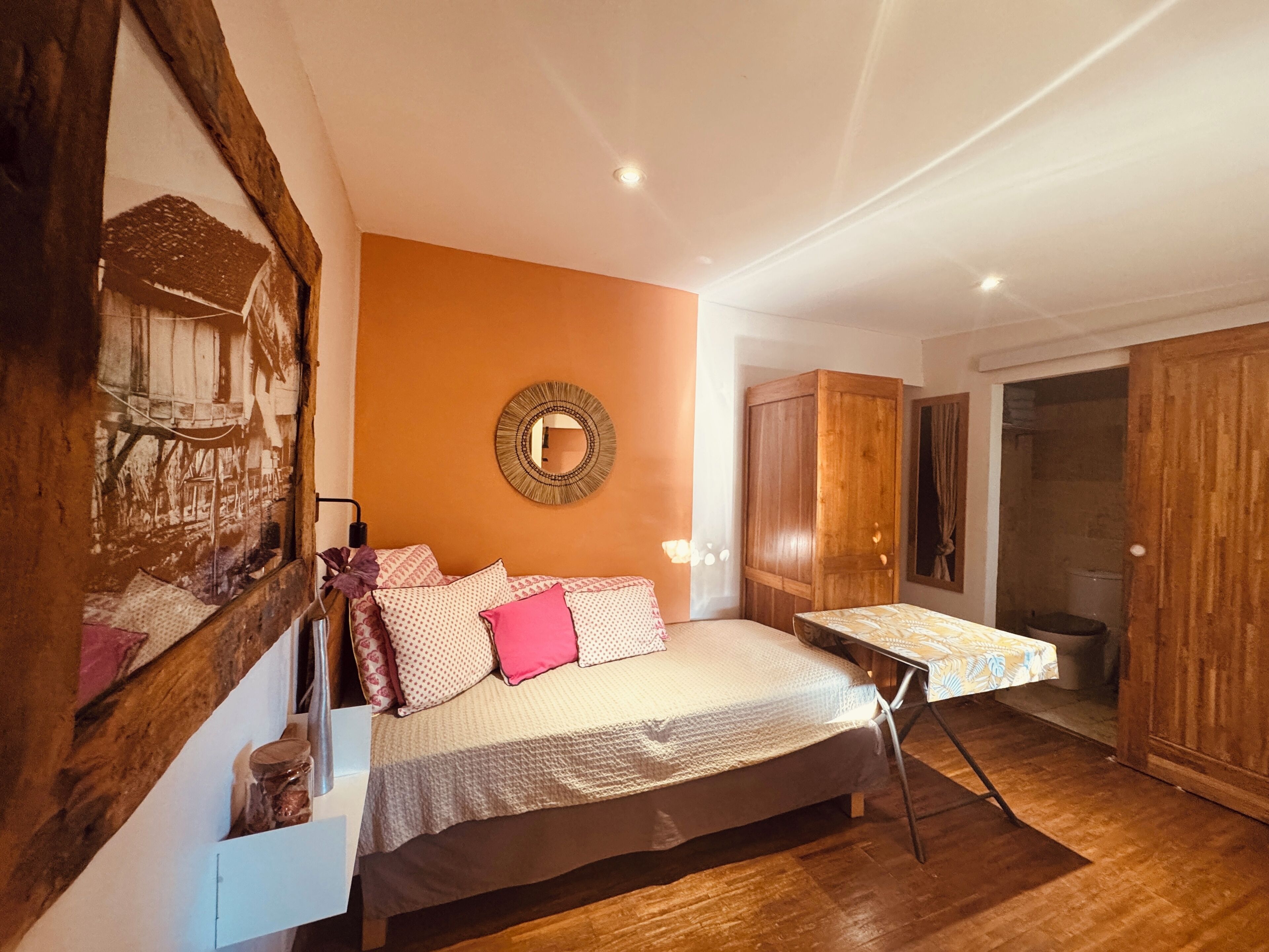 1 chambre, coffres-forts dans les chambres, fer et planche à repasser