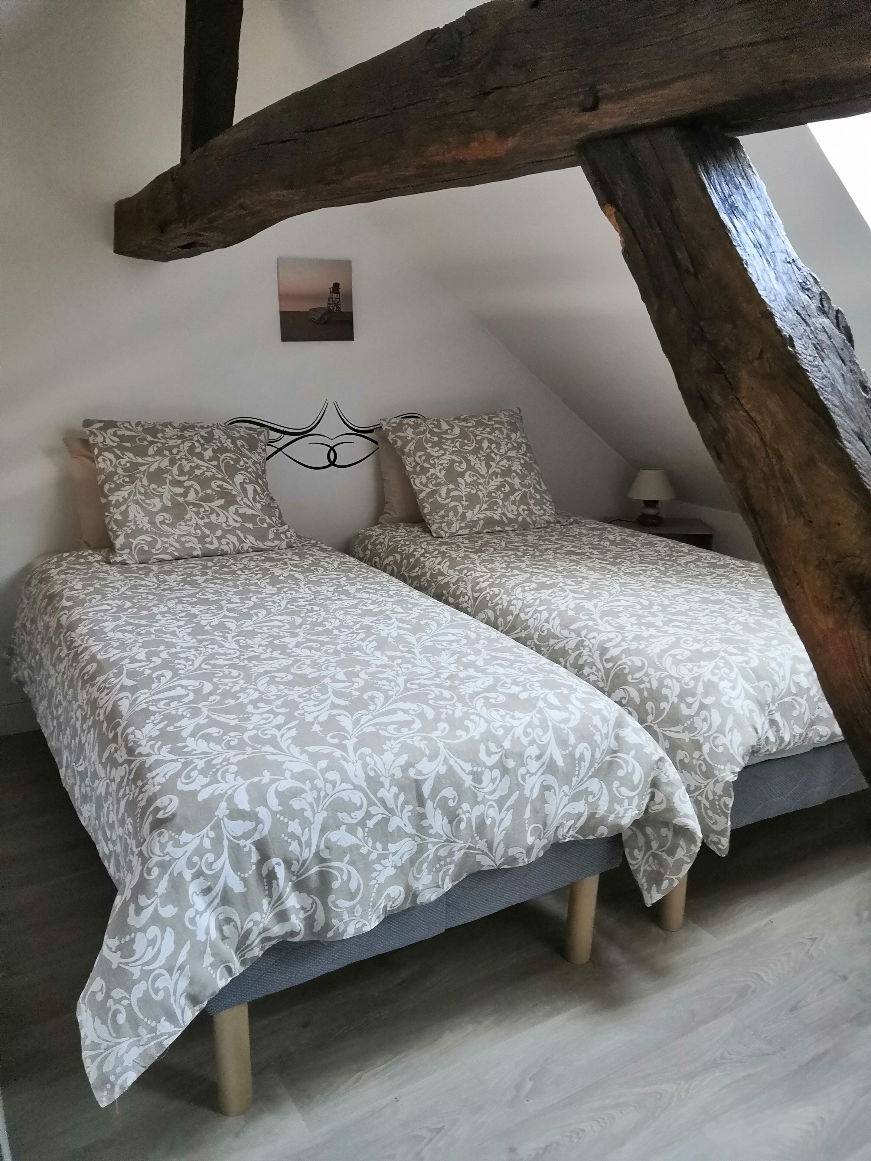 2 habitaciones, tabla de planchar con plancha y cuna de viaje 