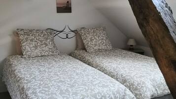 2 habitaciones, tabla de planchar con plancha y cuna de viaje