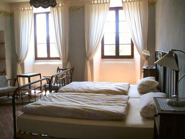 5 bedrooms, iron/ironing board, free WiFi, bed sheets