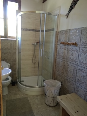 Ensemble douche/baignoire, sĂšche-cheveux, serviettes fournies