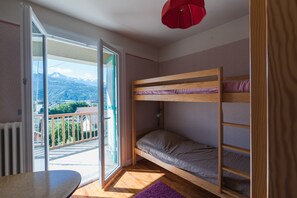 3 bedrooms, iron/ironing board, free WiFi