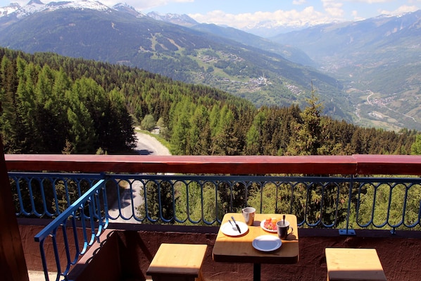 Outdoor dining - Les Arcs 1800- Luxury duplex for 8 people- Panoramic view-near ski lifts (Bourg-Saint-Maurice)