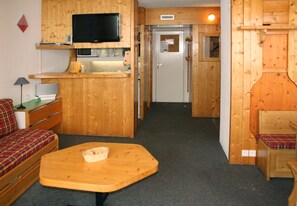 TV, DVD player, books, stereo