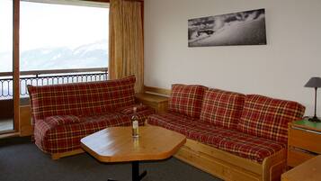 Televisie, een dvd-speler, boeken en een stereo