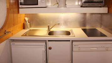 Geladeira, micro-ondas, fogĂŁo, cooktop