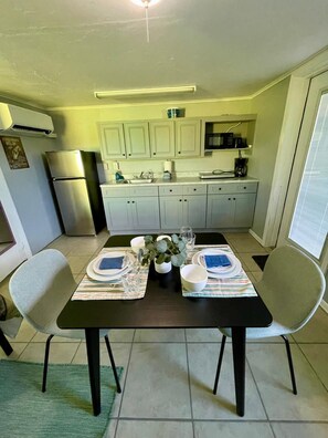 Fridge, microwave, coffee/tea maker, electric kettle - Studio Redfish Room in Matlacha/Fisherman's Paradise (Matlacha)