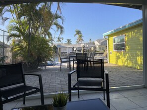 Outdoor dining - Studio Redfish Room in Matlacha/Fisherman's Paradise (Matlacha)