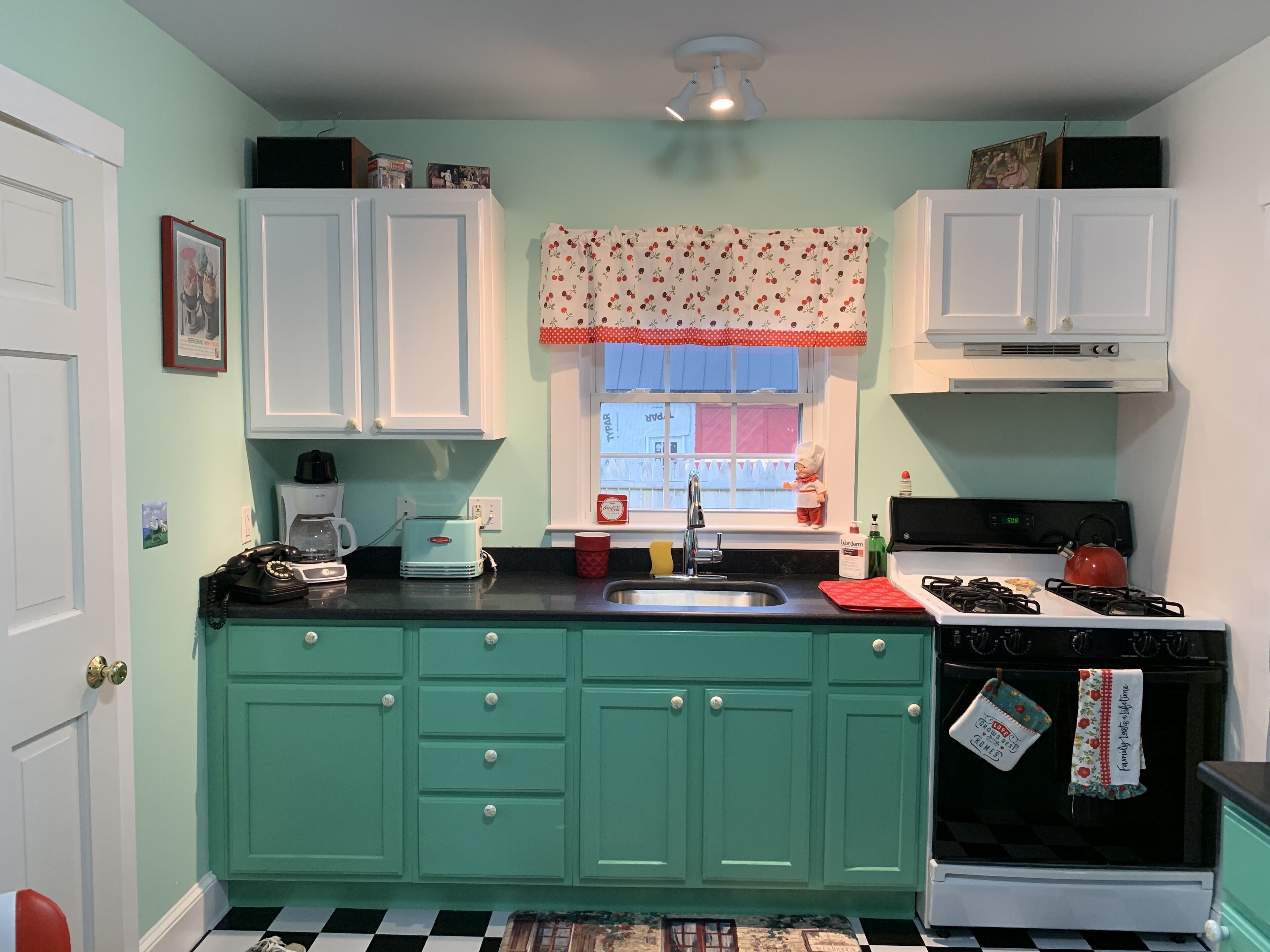 NEW Updated 2 bedroom cottage 3 blocks from downtown Camden, Maine.