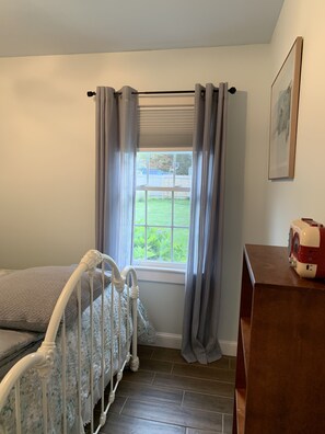 2 bedrooms, iron/ironing board, free WiFi, bed sheets - NEW Updated 2 bedroom cottage 3 blocks from downtown Camden, Maine. (Camden)