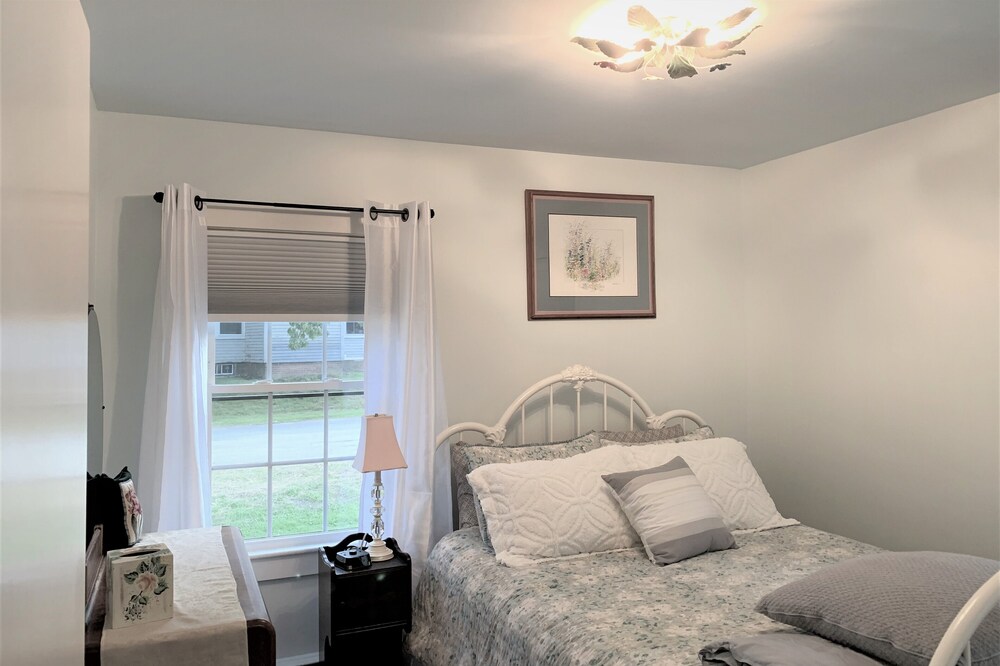 NEW Updated 2 bedroom cottage 3 blocks from downtown Camden, Maine.