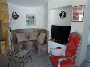 Téléviseur, foyer, table de ping-pong