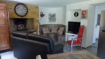 Télévision, cheminée, table de tennis de table