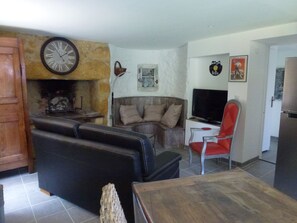 Fernseher, Kamin, Tischtennisplatte