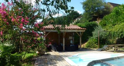 Joli gite à Sarlat cÎté campagne rénové 2018 avec piscine chauffée 29°sous abri)