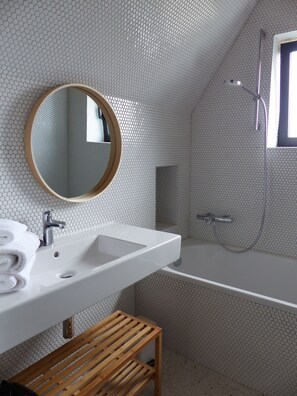 Badewanne, Haartrockner, Handtücher, Seife