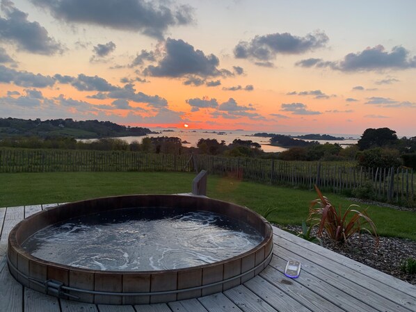 Outdoor spa tub - House with exceptional sea view, garden and terrace with jacuzzi (Penvénan)