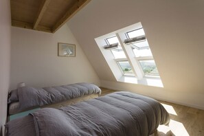 3 habitaciones, escritorio y tabla de planchar con plancha 